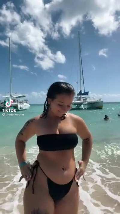 Her tits and ass are so big🥵