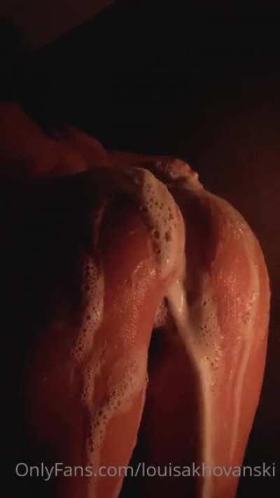 Il chiaroscuro rende il tutto praticamente perfetto...il lato B di questa Paciarotta in questo video è da mostrare in un museo!