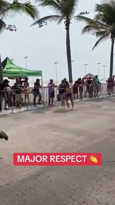 Marathon runner stops to help another runner despite the rest running past her