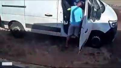 Entregador do Mercado Livre joga encomenda no chão e percebe que está sendo filmado.