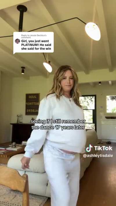 Ashley Tisdale pregnant