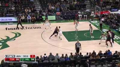 [Highlight] Siakam gets Hill to bite on the fake then calmly hits the shot to extend the Raptors lead to 7