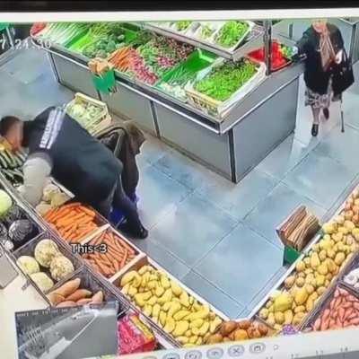 This old lady and supermarket worker have gotten into the habit of having a stand off every time they see each other ❤️
