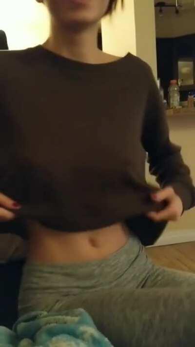 Mid-day titty drop! 😊