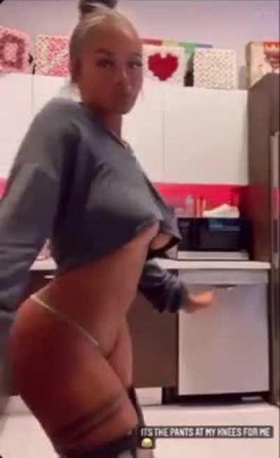 Maaan i swear she perfect 🤤