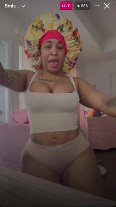 (@damndimeracks) nip slip & twerk on IG Live 1/22/25