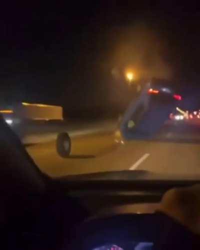 Грузовик потерял колесо 😬