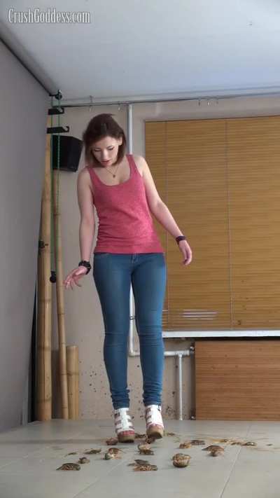 Mistress Erica is smoking a cigarette and crushing the crayfish into pieces.
She also looks sexy in skinny jeans.
I want to be trampled by her cruel legs, but I also want to be tormented by her sexy hips.