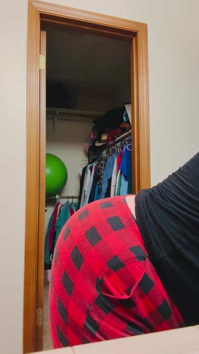 Your Bossy MILF’s Farting Cheeks Just Let One RIP… Now Get Over Here & Inhale Every Last One, My Favorite Boy-Toy 🔥