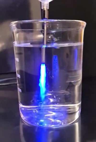 Injecting Luminol into 10% bleach solution