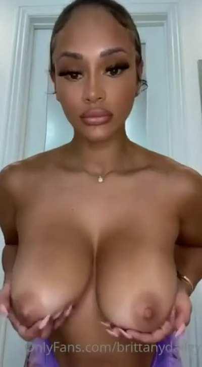 😍😍😍 her name is in the vid