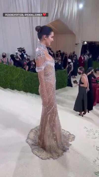 Showing off at the 2021 met gala