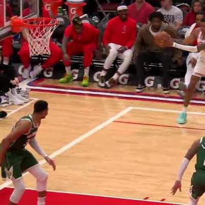 [Highlight] Sengun with a pretty disgusting pass vs the Bucks.