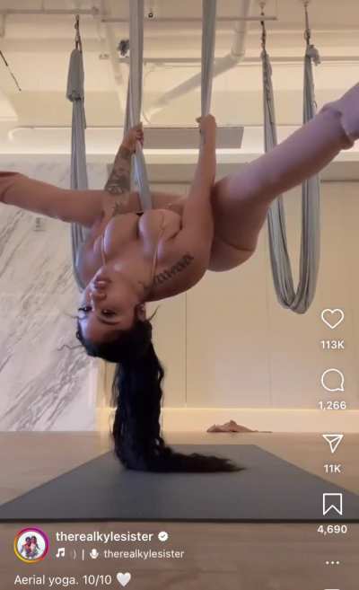 Ari fletcher nip slip🥴 with the 🐱 outline shittt😮‍💨