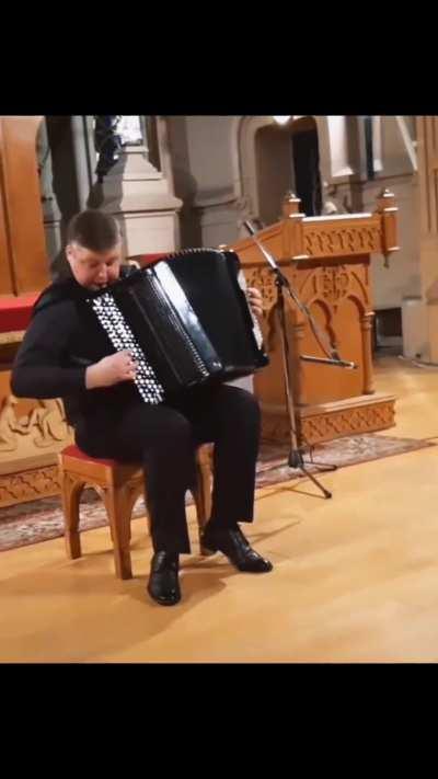 imagina tocar uma orquestra inteira numa sanfona (o nome dele é Alexandr Hrustevich)