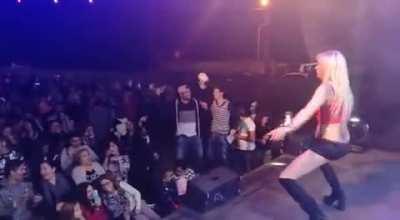 Vamos partir isto tudo, vamos arrebentar com isto tudo. Já agora quem de vocês são aqueles da primeira fila?