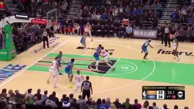 [Highlight] Julius Randle has 16 points. He’s 7/7 from the field. He also MOVED Giannis on this step back.