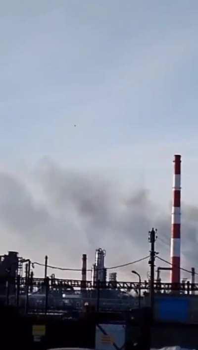 A moment of Ukrainian drone's arrival at the Ryazan oil refinery this morning 