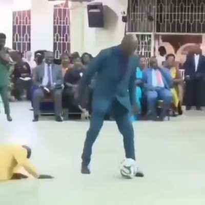 Seloko expulsando demônio com drible