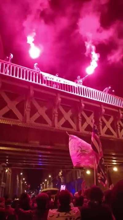 Hundreds of royalists march tonight in Paris in memory of Louis XVI!