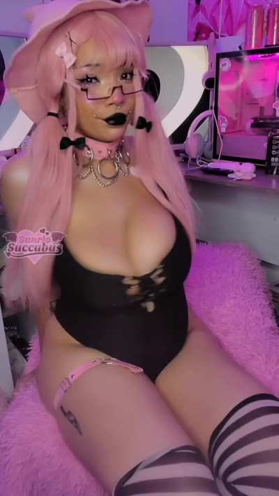 Big pastel goth boobs :3