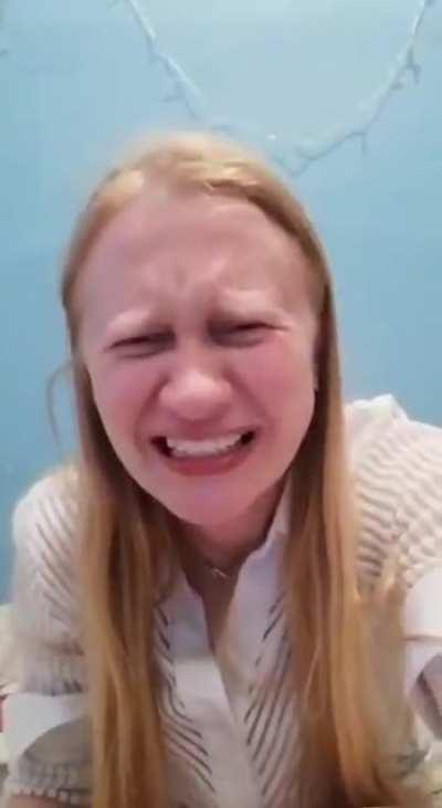 Смотреть со звуком.У либерастки крыша потекла! Срочно звоните санитарам!