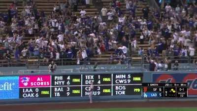 [Highlight] Will Smith launches it into the night to complete the 6-1 comeback.