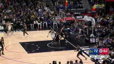 [Highlight] Curry reaches into his Jordan bag and pulls off the turn around fadeaway middy