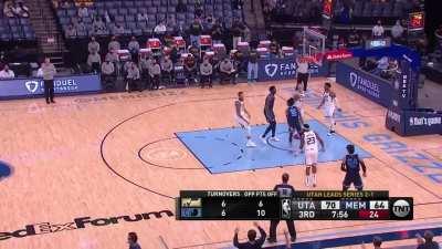 [Highlight] Ja Morant puts a nasty move on Mitchell to get the layup and cut the lead to 4 and force a Jazz timeout