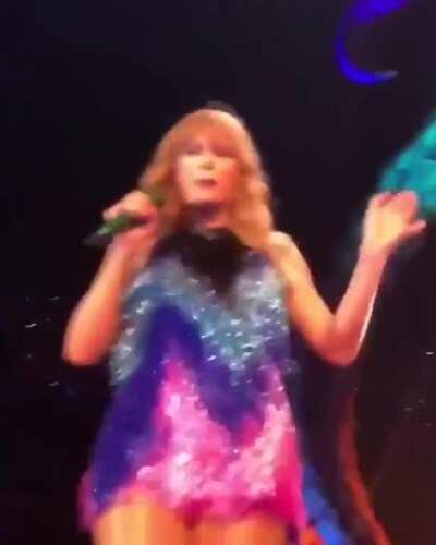 QUEEN TAYLOR SHAKING IT OFF!