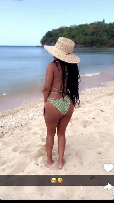 Halle at the beach wearing swimsuit. Dang she so fine wearing tho and lil dance😩🤤