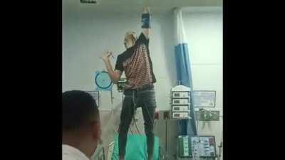 Le dieron de la mala