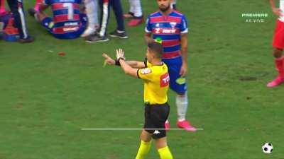 Expulsao do Pedro Henrique do Internacional depois de dar um chute de Karate no jogador do Fortaleza