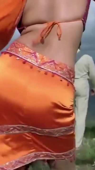 The og madhuri dixit rounded juicy butt 🍑🍑🍑🍑. comment ur fantasy.