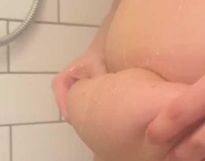 Shower belly play 💦