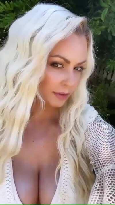 Maryse in a yellow dress 01