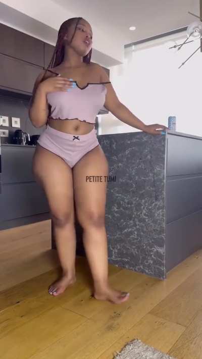Petite + Thicc 😍[Tumi]