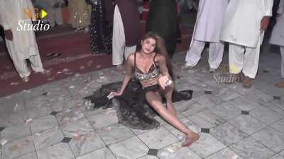 Pussy flash from this Mujra dancer in Pakistan