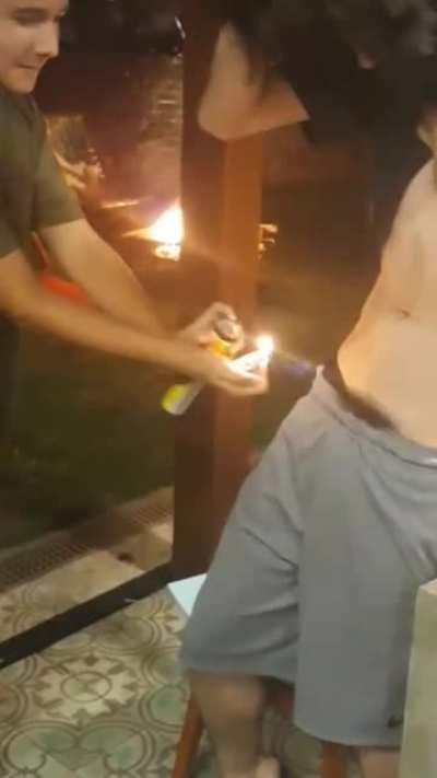 Queimando pentelho kkkkkkkkkkkkkk