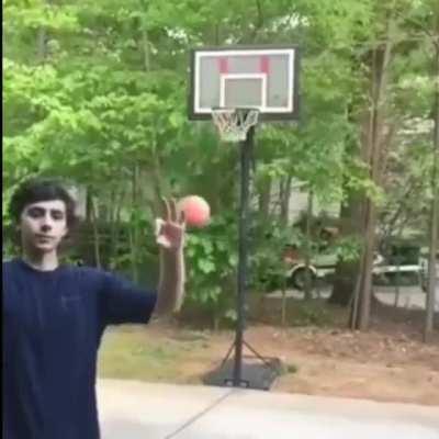 Пацан шел к успеху, но мяч оказался крысой