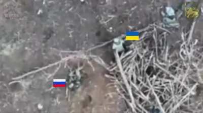 A Ukrainian soldier neutralizes a Russian soldier at very close range after being wounded.