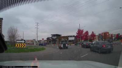 I can signal n change lanes in round about