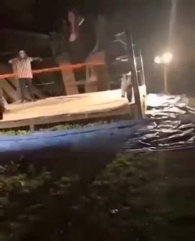 На ринге с тех пор он выступал под псевдонимом «Кузнечик»...