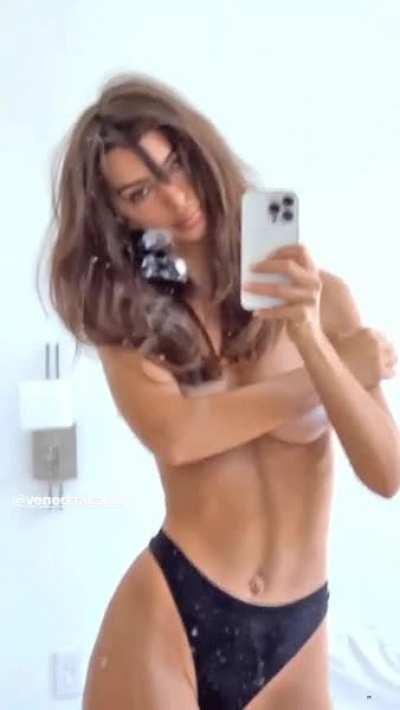Emily Ratajkowski