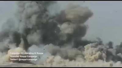 Французы подрывают ракетой Джевеллин смертника на шахидмобиле, едущего на них (осторожно, громко!)