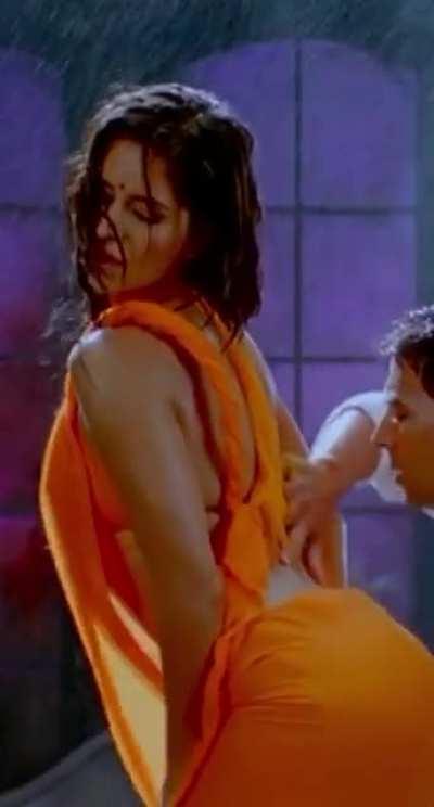 Katrina curves in wet saree💦💦💦