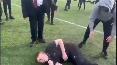 Guy has a full blown Seizure after getting Knocked out