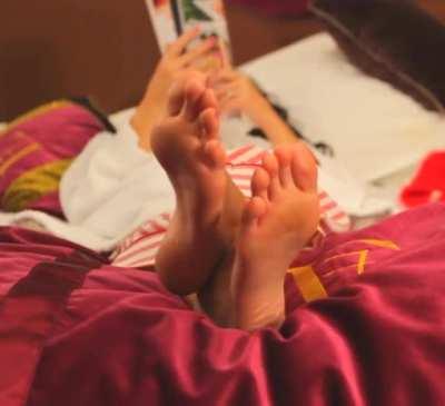 Katy Perry - Close up of her soles in a NRJ commercial