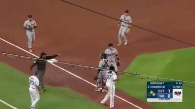 [Highlight] Guerrero Jr is awarded home on the rare obstruction call