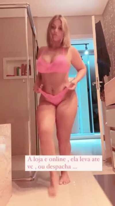 Sil Torra dançando só de lingerie.
